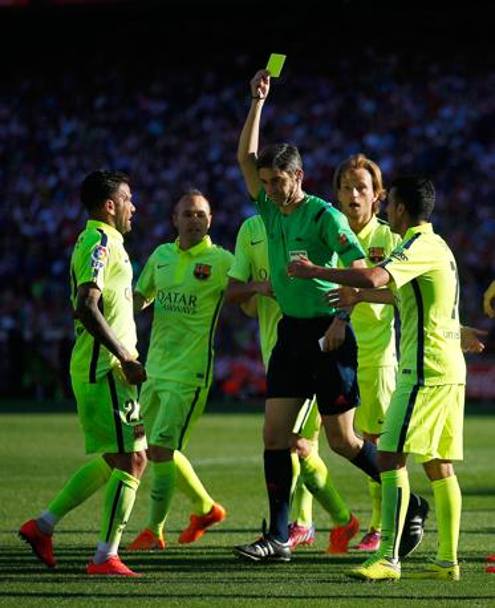 Ancora una situazione dubbia: Dani Alves cade al limite e il Barça vuole il rigore. Ma il direttore di gara decide per la punizione (Getty Images)
